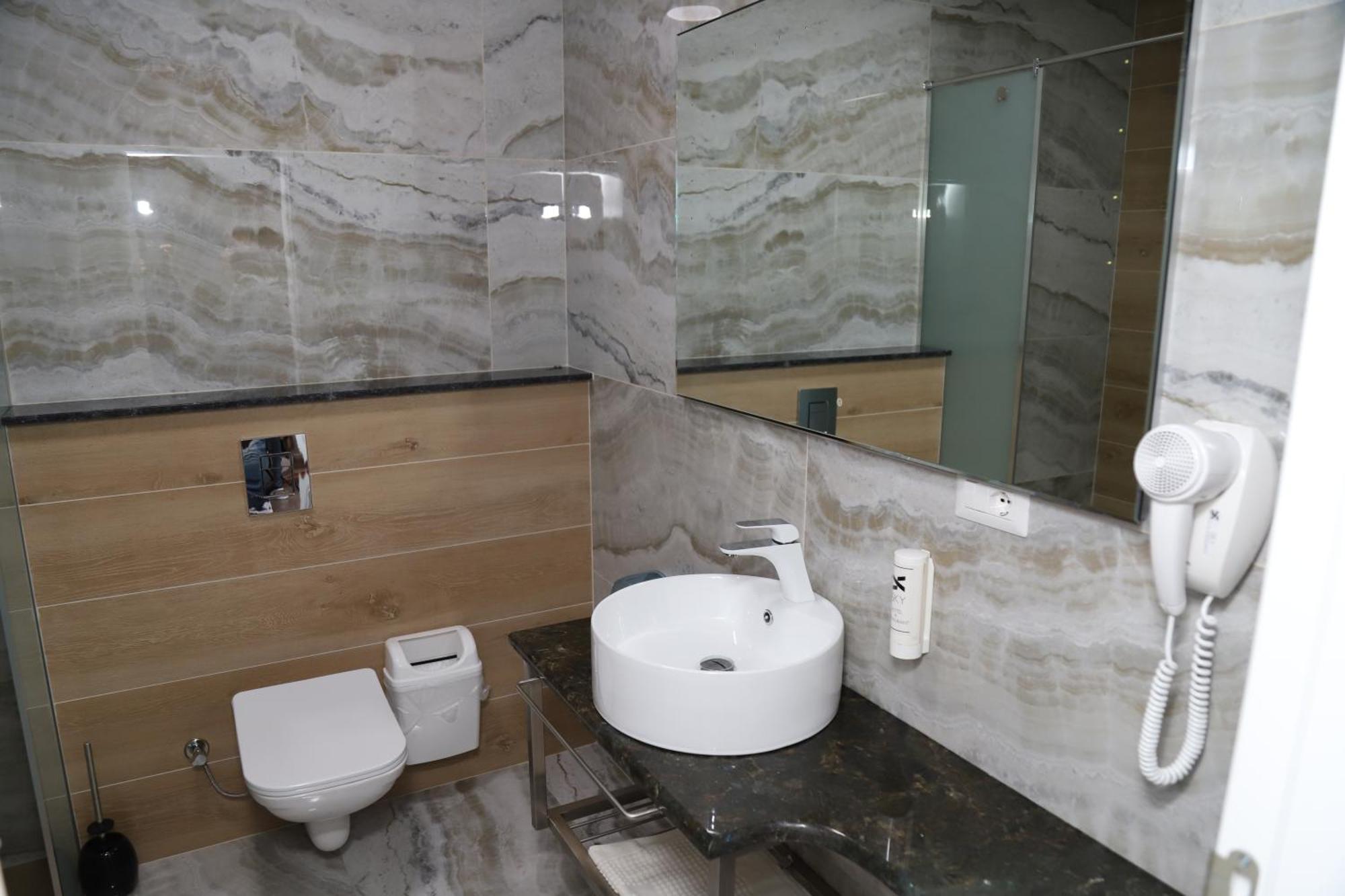 Sky Hotel Призрен Экстерьер фото
