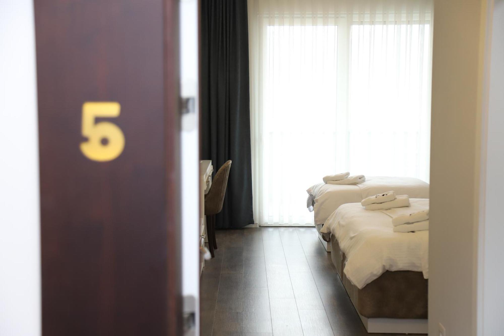 Sky Hotel Призрен Экстерьер фото