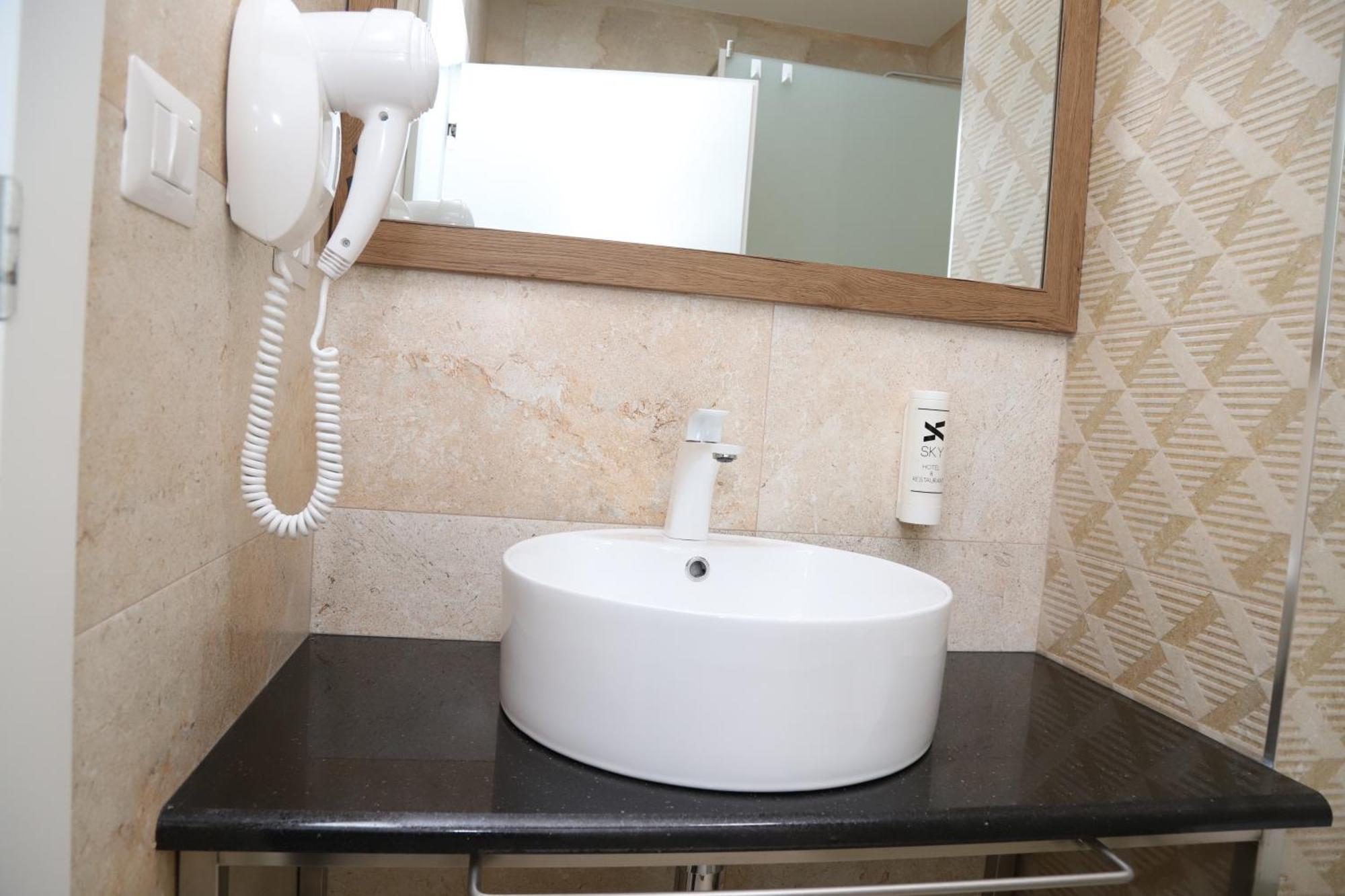 Sky Hotel Призрен Экстерьер фото