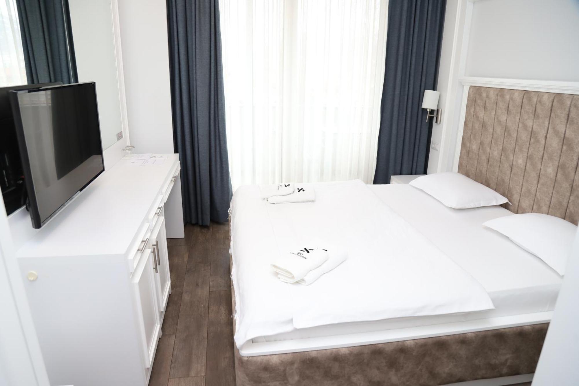 Sky Hotel Призрен Экстерьер фото