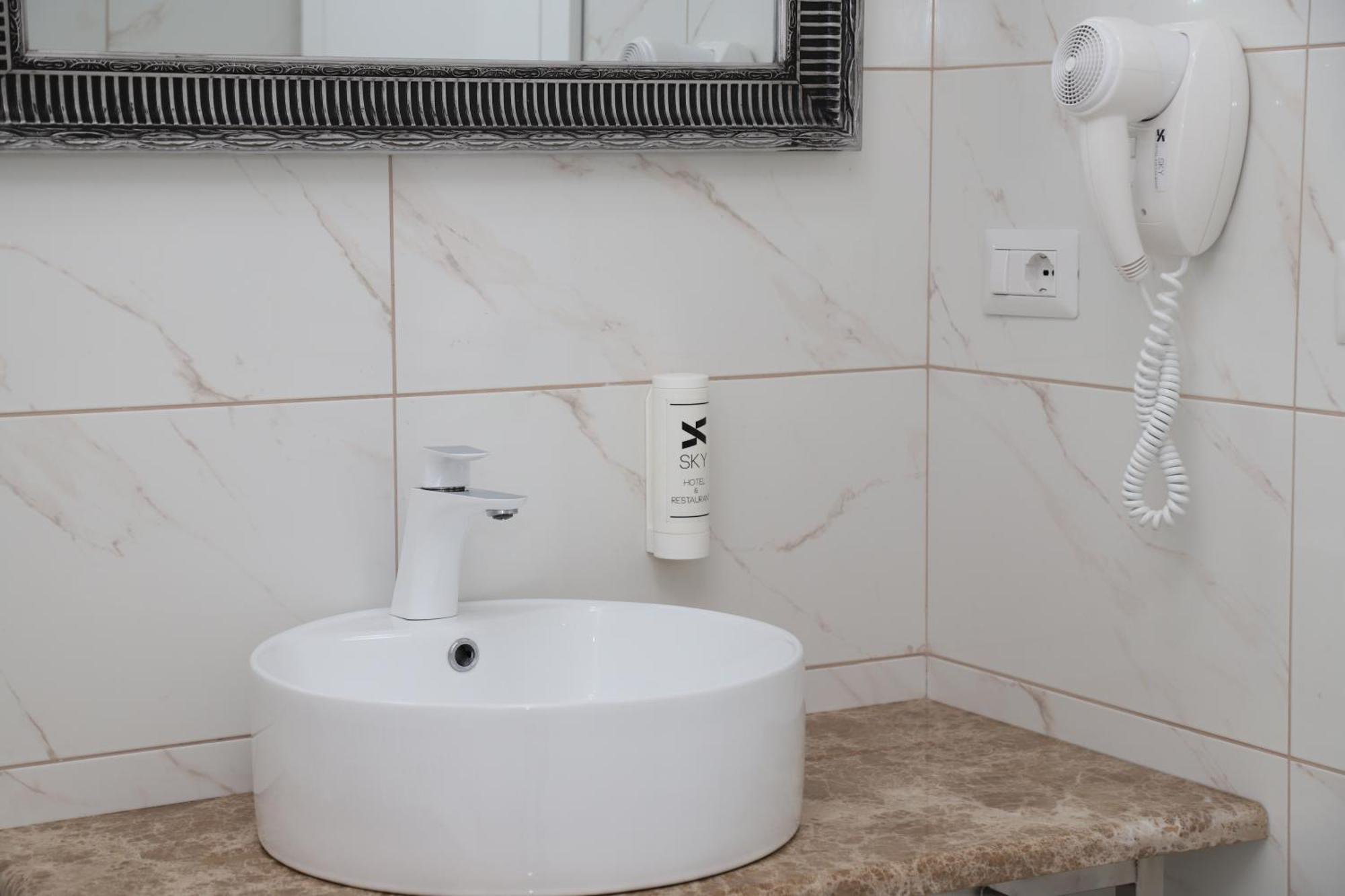 Sky Hotel Призрен Экстерьер фото