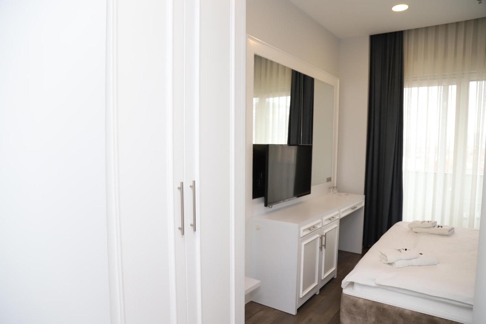 Sky Hotel Призрен Экстерьер фото