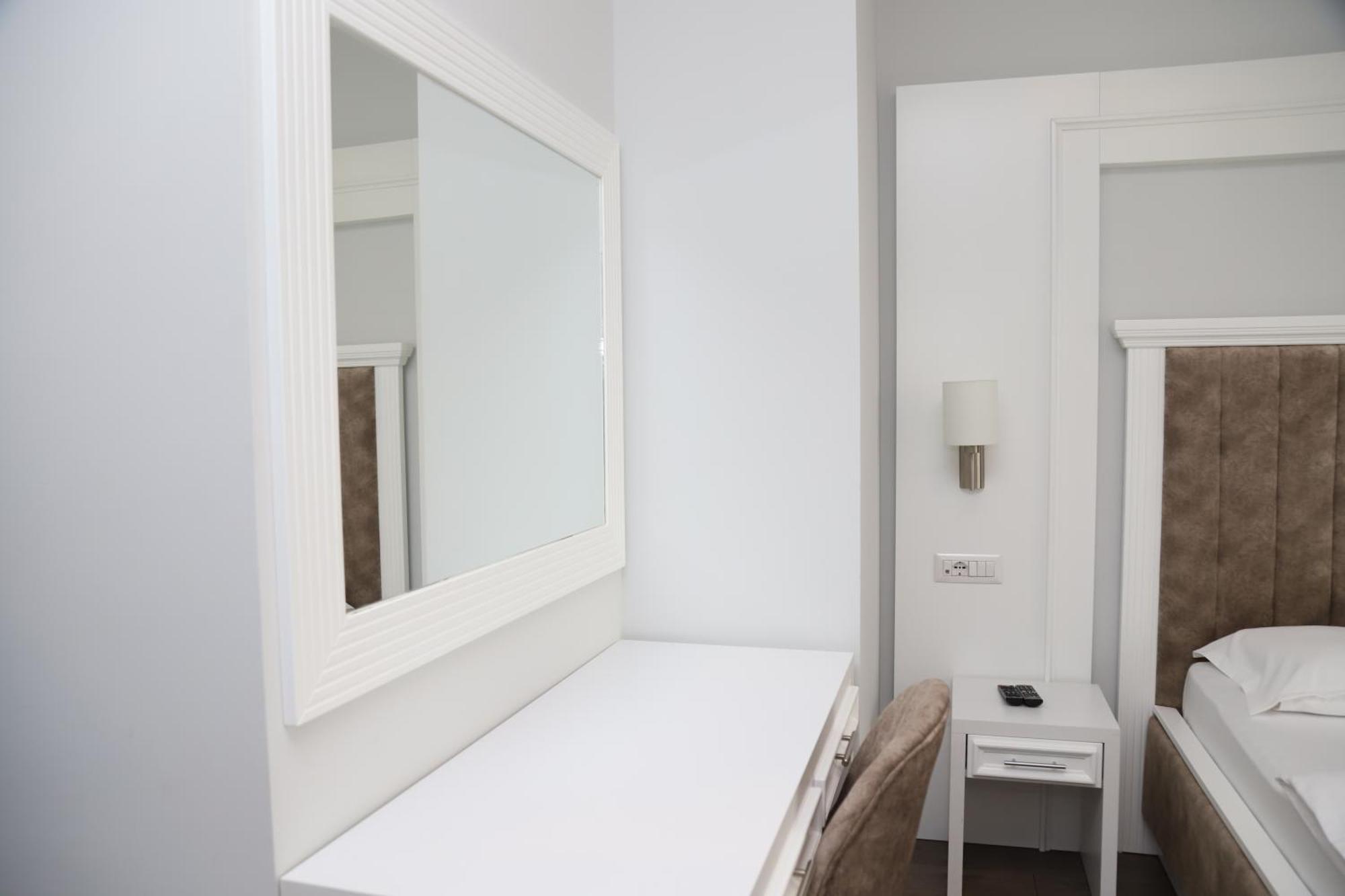 Sky Hotel Призрен Экстерьер фото